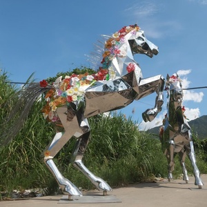 Statua di Cavallo in Acciaio Inossidabile Sfaccettato con Fiori Colorati, Arte Equestre Astratta Moderna per Parchi Pubblici - Product Image 3