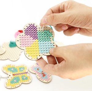 Wooden Cross Stitching Keyrings Wood Sewing Kit Arts & Crafts Flower Ornaments with Plastic Needle Embroidery Kit for Beginners