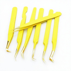 Juego de pinzas para extensión de pestañas de acero inoxidable con punta de oro de 24k y mango con recubrimiento en polvo amarillo. - Product Image 3