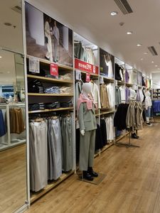 ราวแขวนเสื้อผ้าไม้คุณภาพสูง ชั้นวางโชว์สินค้า <span class=keywords><strong>Uniqlo</strong></span> ชั้นวางโชว์เสื้อผ้าชายหญิงสำหรับร้านค้า - Product Image 6