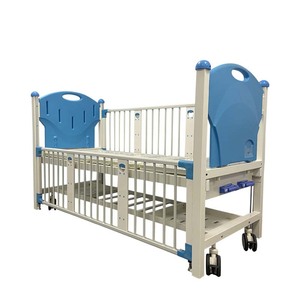 Cama de Hospital Pediátrica de Acero Inoxidable L1900*W905*H650mm con Paneles Azules y Ruedas para Cuidado Pediátrico - Product Image 1