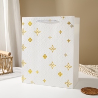 Sacs cadeaux promotionnels classiques en papier kraft gaufré 3D recyclables avec motif trèfle en feuille d'or et poignée torsadée pour mariage
