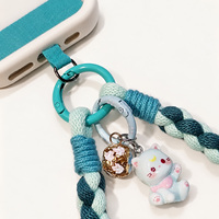 Dragonne de téléphone tressée bicolore en cordon tissé contrastant avec breloque chat et perle émaillée en forme de fleur, attache anti-perte et pendentif porte-clés