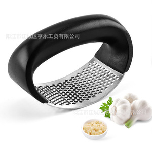 Prensa de Ajo Manual de Acero Inoxidable Negra Yangjiang, Utensilio de Cocina Duradero para Hierbas y Especias - Product Image 1