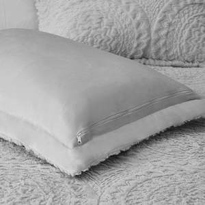 Mini ensemble de couette en peluche DB Ultra avec médaillon brodé en fausse fourrure-Literie luxueuse - Product Image 3