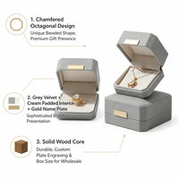 JUNSEN Maßgefertigtes Abgeschrägtes Achteckiges Samt-Schmuckbox-Set 3-teilig Grau-Gold Namensschild Massivholz-Kern Ring Halskette Geschenk