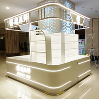 Kios Pajangan Parfum Mewah Kustom dengan Konstruksi MDF & Baja Tahan Karat, Finishing Mengkilap untuk Pusat Perbelanjaan Ritel