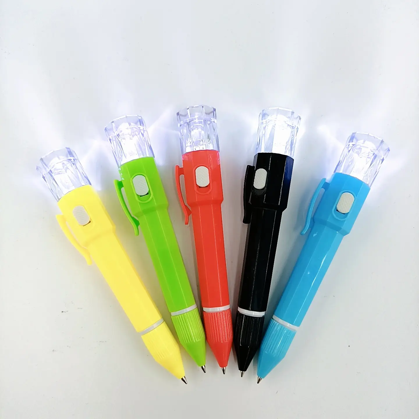 Düz renk aydınlatma plastik yeni led kalemler çocuklar düğme ile mürekkep kalem parlayan tükenmez kalem yanar