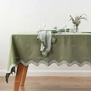 סט רך כותנה שולחן מצופה מפיות פשתן עם קצה רקמת צדפה נוף שולחן מורכב להשכרת מסיבת חתונה