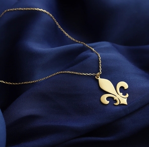 Collier Pendentif Fleur de Lys Personnalisé en Acier Inoxydable Plaqué Or, Pendentif Drapeau et Épée, Breloque Fleur de Lys - Product Image 2