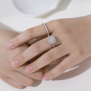 Ensemble de bagues de fiançailles 2-en-1 en argent sterling S925 avec moissanite ronde couleur D VVS1 et halo à tige fendue - Product Image 5