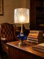 Lampe de table en verre artistique LED AC haut de gamme en gros, base métallique personnalisée, abat-jour, intensité réglable, pour hôtellerie commerciale, directement de l'usine