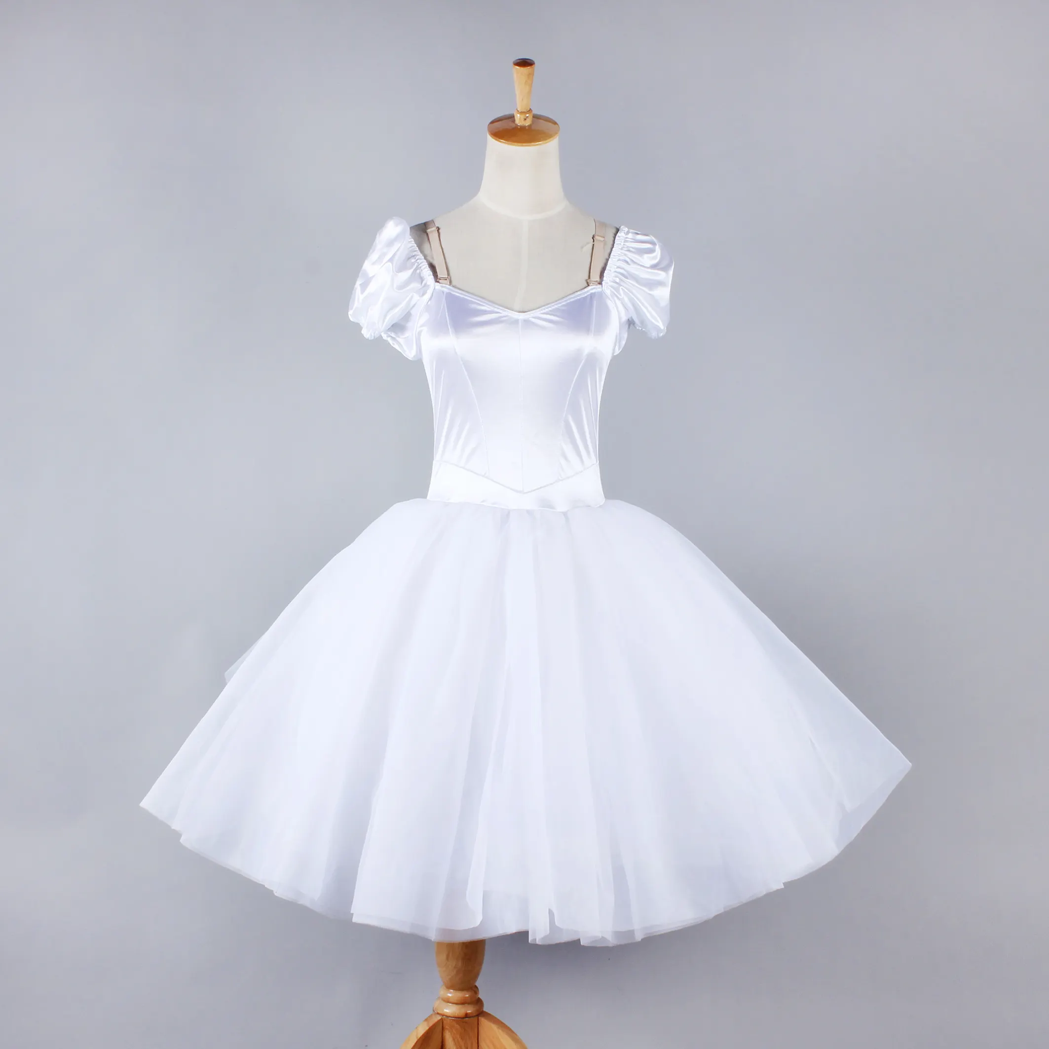 वयस्क लड़की सफेद बैले टूटू पोशाक रोमांटिक साटन नृत्य पहनने सफेद लंबी मंच प्रदर्शन नृत्य पोशाक