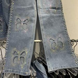 Ensemble <span class=keywords><strong>veste</strong></span> et pantalon <span class=keywords><strong>en</strong></span> <span class=keywords><strong>jean</strong></span> pour adolescentes 2026, nouveau modèle papillon à col ouvert entièrement orné de diamants - Product Image 4