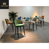 Tabourets de bar sans bras réglables pivotants modernes de luxe italiens avec base ronde en acier inoxydable