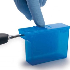 Removedor de Cuchillas de Bisturí Automático, de Plástico Amarillo y Azul, Fácil de Usar, Capacidad para 100 Cuchillas, Apagado Automático - Product Image 3