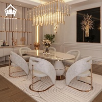 Ensemble de table à manger ovale sur mesure avec 6 chaises design, plateau en marbre blanc, structure en or rose, mobilier complet pour villa et manoir