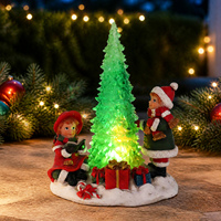 Figurines de Noël en résine, garçon et fille du Père Noël portant un arbre de Noël lumineux à LED, base enneigée, décoration