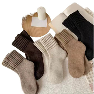 Chaussettes mi-hautes en coton côtelé pour femmes, couleurs neutres confortables avec logo sur le corps et le revers, pour un usage quotidien - Livraison gratuite - Product Image 4