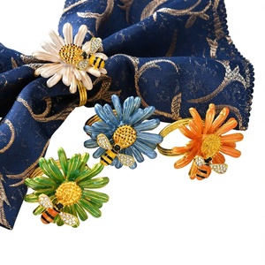 Juego de Anillos de Servilleta de Metal de Lujo con Diseño de Flor de Margarita, Hebilla de Servilleta de Abeja Esmaltada Colorida, Decoración de Mesa para Banquetes de Boda, Suministro al por Mayor - Product Image 2