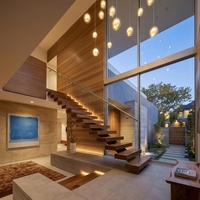 Escalier droit d'intérieur pour maisons, design élégant en acier carbone, poutre monobloc, marches en bois de chêne avec main courante en verre trempé