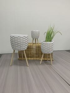 Ensemble de 3 pots de fleurs sur trépied à motif ondulé, pot de fleurs sur pied avec pieds en bois - Product Image 1