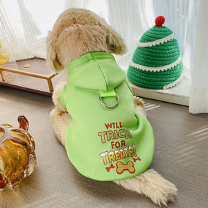 Sudadera con capucha forrada de lana para perros y gatos, estampado de letras verdes con hebilla para correa, ropa para mascotas de otoño e invierno - Product Image 1