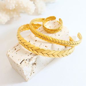 Brazaletes de Moda para Mujer, Chapados en Oro de 18K, Titanio 316, Acero Inoxidable, con Patrón Geométrico, Estilo Abierto, Joyería de Moda, Regalo, Venta al Por Mayor - Product Image 3