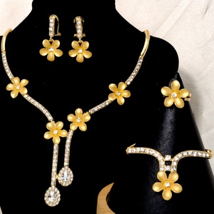 Conjunto de Joyas de Novia para Mujer, Chapado en Oro de 14K, Collar, Aretes y Pulseras de Circonita para Fiesta de Bodas - Product Image 1