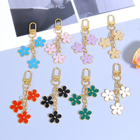 Porte-clés Fleur Double Face Coloré et Créatif, Pendentif en Métal Émaillé Mignon pour Sac à Dos et Sac à Main Femme