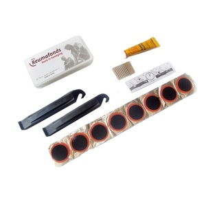Kit de réparation de pneus de vélo Reumafonds avec patchs et outils dans une petite boîte blanche en plastique de 56 g - Product Image 1