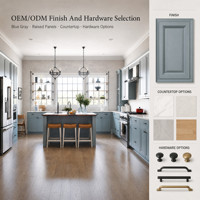 Armoires de cuisine modernes bleu-gris sur mesure, panneaux surélevés, étagères ouvertes, évier en marbre inclus, conception modulaire pour projets résidentiels