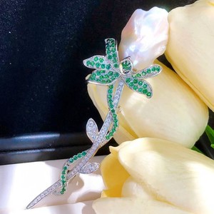 Broche de luxe pour femme en forme de rose avec zircon, accessoire de poitrine en perles d'eau douce baroques haut de gamme, conçue par une marque célèbre - Product Image 2