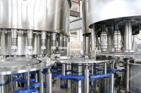 Ligne de production de machines d'embouteillage d'eau à petite échelle 2000BPH, ligne de remplissage et de bouchage d'eau pure, usine