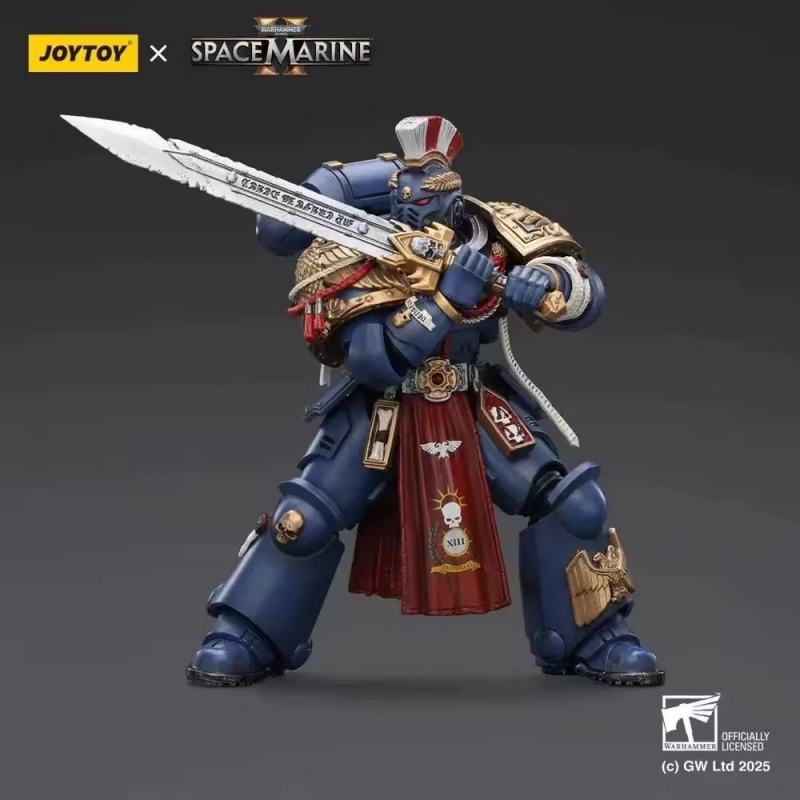 Ultramarines armados con pistolas de plasma y espadas de combate.