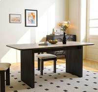 Table et chaises de salle à manger vintage françaises pour appartements de petite taille. Table à manger en bois massif noir antique, style minimaliste