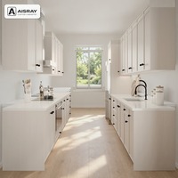 Armoires de cuisine sur mesure en chêne blanc, design Shaker, aménagement en U, tiroirs à fermeture amortie, dimensions personnalisées et livraison en kit.