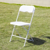 Chaises pliantes en plastique blanc modernes, portables et bon marché pour les mariages, les restaurants et autres événements