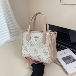 Nouveau <span class=keywords><strong>sac</strong></span> fourre-tout Guesses à bandoulière avec fermeture éclair, pliable et portable, doublure en polyester imperméable pour femmes - Product Image 5
