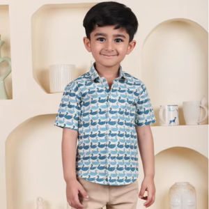 เสื้อเชิ้ตผ้าฝ้ายพิมพ์ลายปลาวาฬสีน้ำเงินสำหรับเด็กผู้ชาย เสื้อเชิ้ตแขนสั้นลำลองสำหรับฤดูร้อนสำหรับเด็ก เสื้อเชิ้ตติดกระดุมน้ำหนักเบา ระบายอากาศได้ดี - Product Image 1