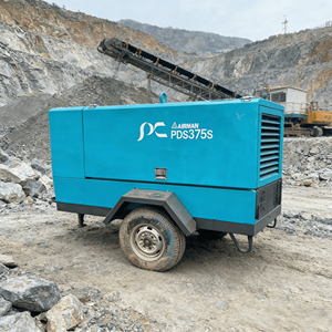 Compresseur d'air mobile <span class=keywords><strong>à</strong></span> vis Isuzu <span class=keywords><strong>à</strong></span> quatre cylindres turbocompressés 75S-6A1 10,6 m³/min pour le sablage - Product Image 1