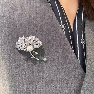 เข็มกลัดหรูหราทรงดอกแดนดิไลออนประดับพลอยแดงคอรันดัมคุณภาพสูง พร้อมไข่มุกน้ำจืดสุดหรู เหมาะสำหรับตกแต่งเสื้อโค้ท - Product Image 4