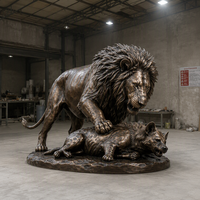 Sculpture de lion affrontant une hyène en bronze coulé sur mesure, taille réelle, pour la décoration de jardin, de parc ou d'hôtel