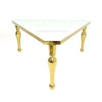 Table de salle à manger moderne, élégante et triangulaire en acier inoxydable doré Mobilier de luxe en verre pour événements et banquets en plein air et hôtels