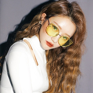 Gafas de Sol de Ojo de Gato para Mujer Qianai, Montura Dorada, UV400, Diseño Irregular, Ligeras, Modernas - Product Image 3