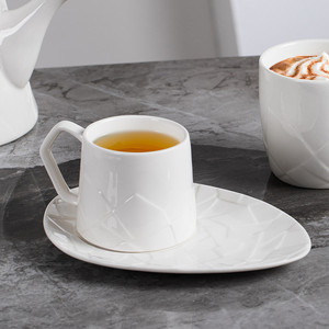 Tazza <span class=keywords><strong>da</strong></span> Tè in Ceramica Stile Europeo <span class=keywords><strong>con</strong></span> <span class=keywords><strong>Piattino</strong></span>, per Cappuccino e Caffè, Bianca <span class=keywords><strong>con</strong></span> Decorazioni in Rilievo, Set di Lusso - Product Image 2