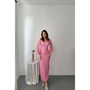 Robe de soirée élégante en dentelle guipure rose, idéale pour les occasions spéciales (vente en gros) - Product Image 4