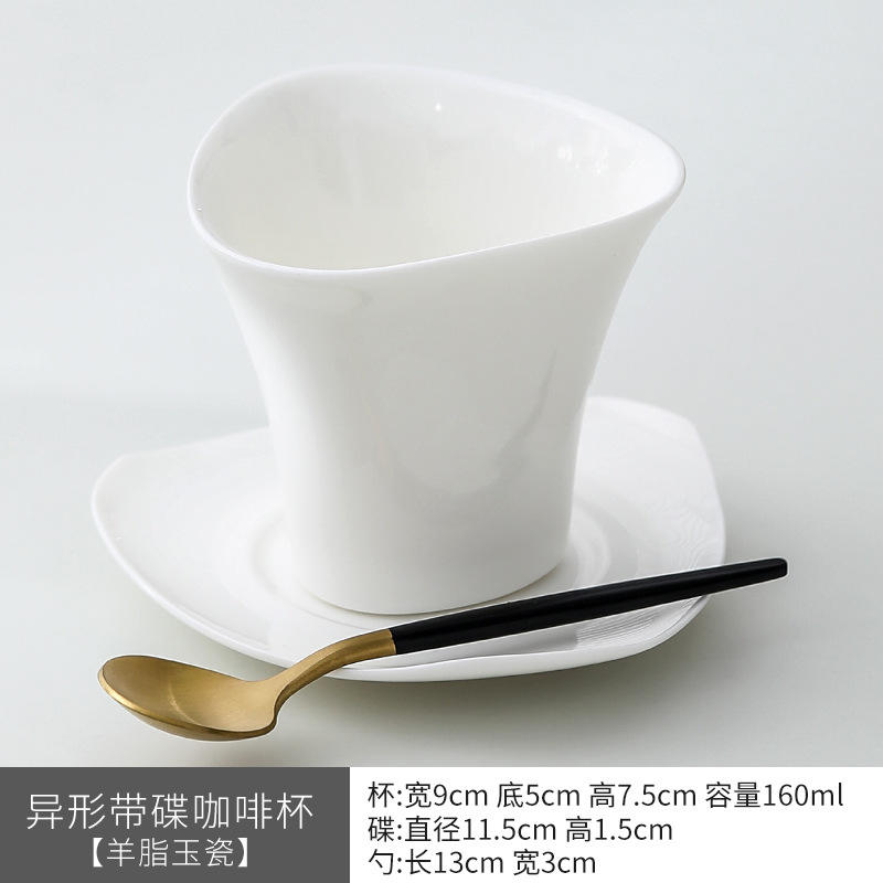 แก้วสีขาวและจานรอง