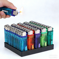 Briquet LED moderne rechargeable avec roue à silex et réservoir de carburant visible en plastique pour allumage par étincelle