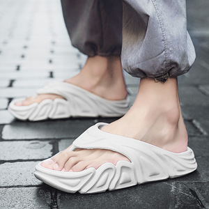 Chanclas con suela gruesa y sandalias EVA acolchadas para hombre, para uso en exteriores en verano, color beige - Product Image 4